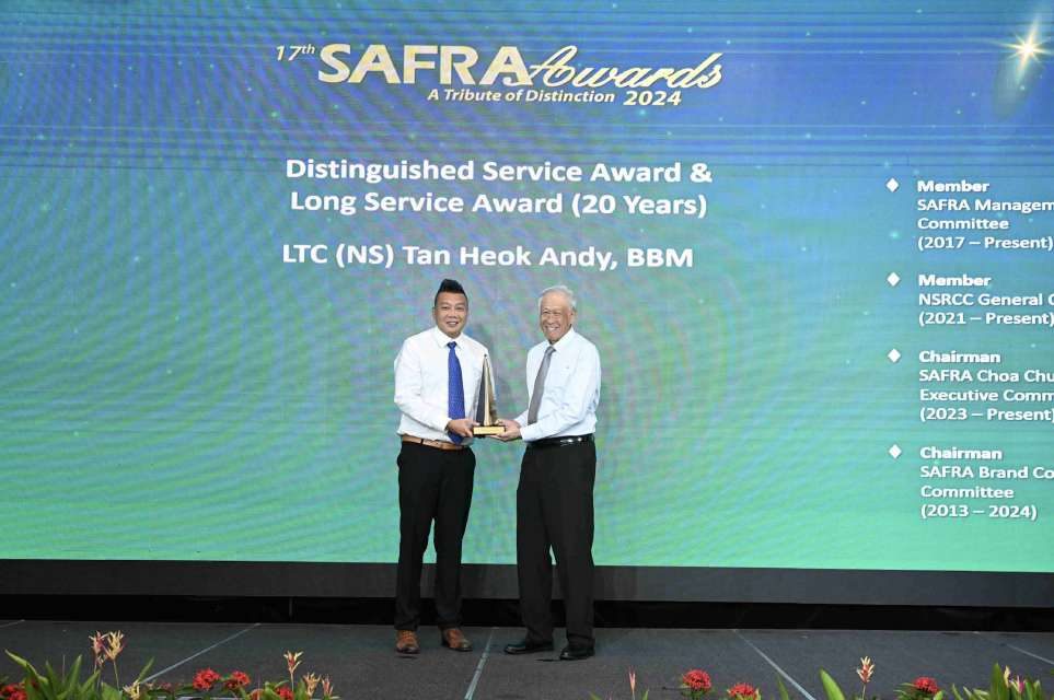 Dr Ng Eng Hen presenting the Distinguished Service Award and 20-Year Long Service Award to LTC (NS) Andy Tan Heok at the 17th SAFRA Awards.